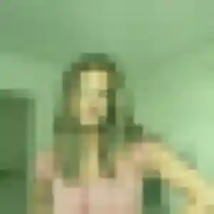 Brune, 21 ans, disponible à Vichy pour un rencontre sexe